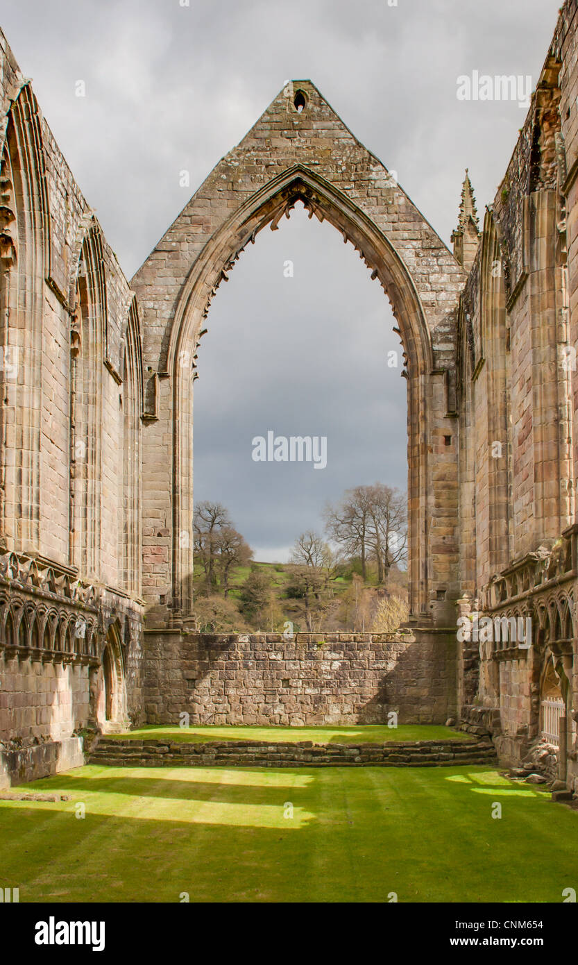 Ruines du prieuré à Bolton Abbey, Wharfedale, Yorkshire du Nord. Banque D'Images