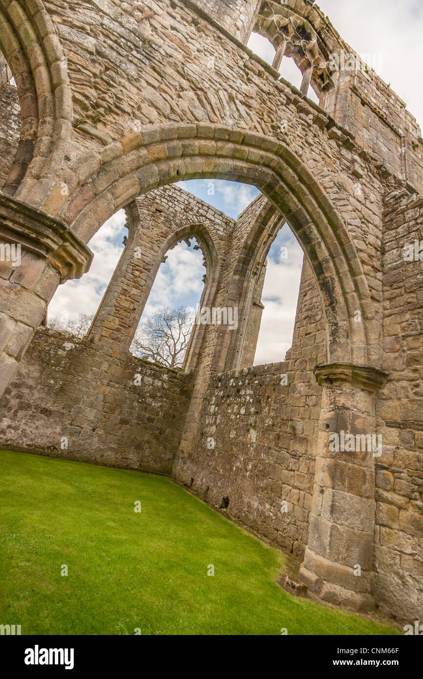 Détail architectural dans les ruines du prieuré à Bolton Abbey, Wharfedale, Yorkshire du Nord. Banque D'Images