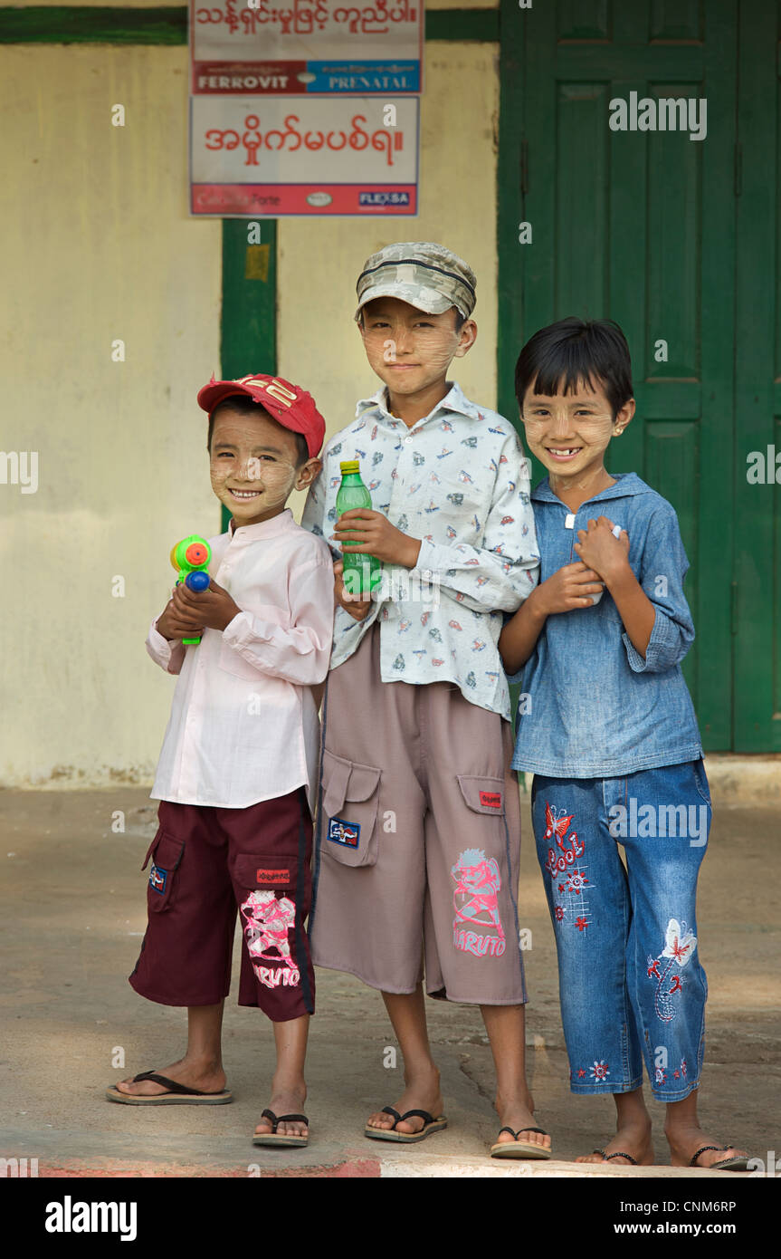 Enfants birmans avec de l'eau à jeté sur des passants. Célébrations de la fête de l'eau. Kalaw, Birmanie. Myanmar Banque D'Images