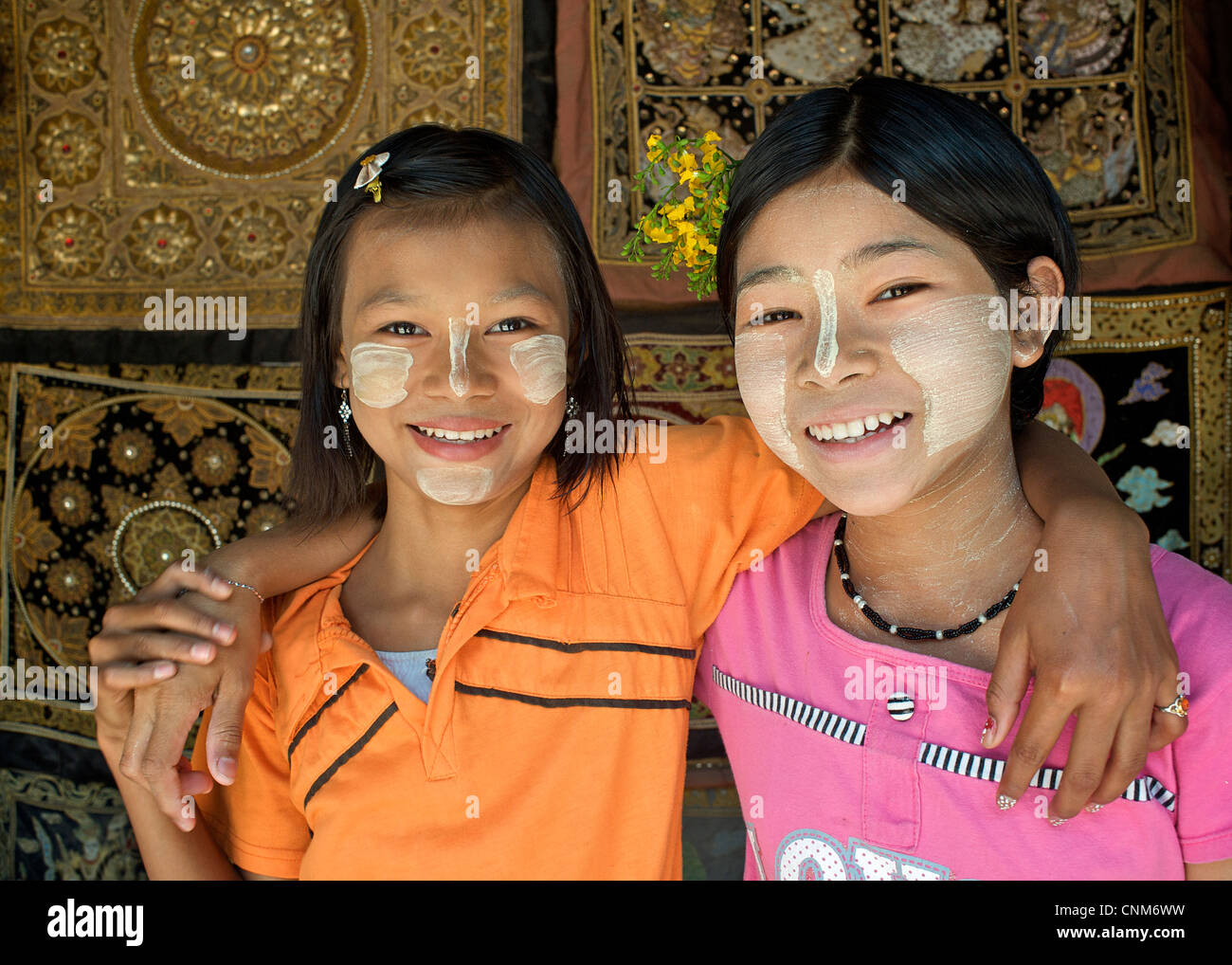 Filles birmanes avec thanaka visage peint - Birman distinctement. Mandalay. Birmanie Banque D'Images