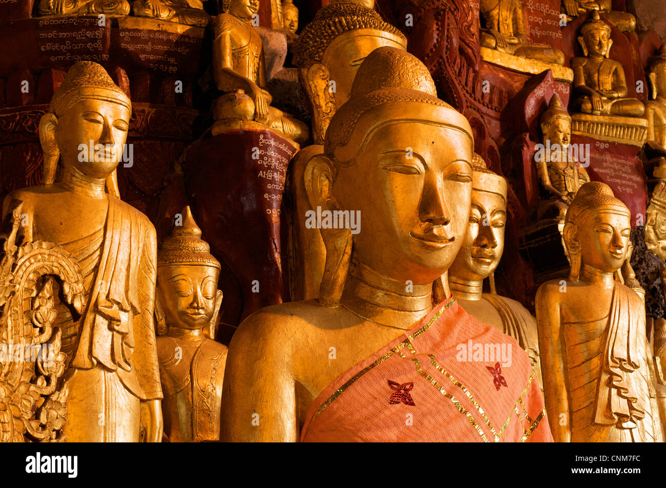 Les images de Bouddha Doré dans les grottes de Pindaya, l'État Shan, en Birmanie. Myanmar Banque D'Images