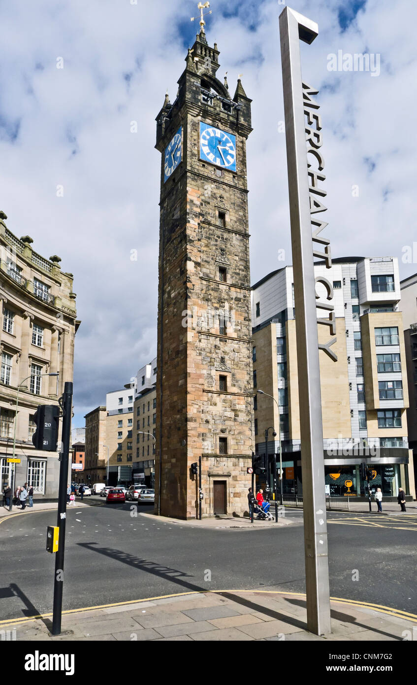 Le Clocher de péage à l'entrée sud de High Street à Glasgow Cross à Glasgow en Écosse avec Merchant City signe. Banque D'Images
