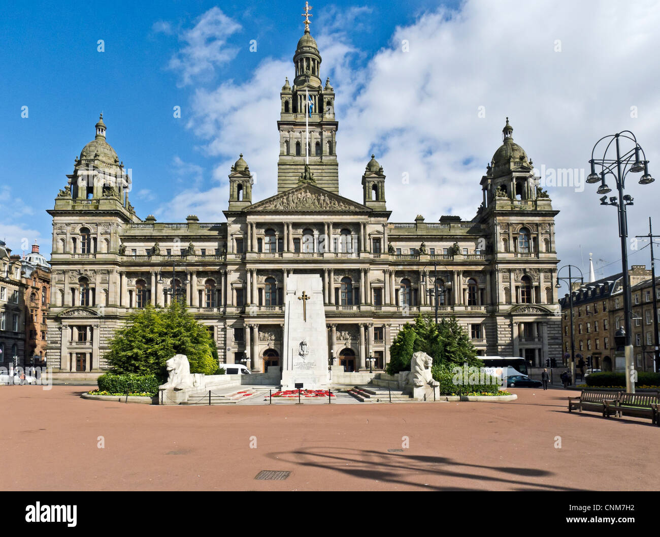 Glasgow City Chambers à George Square Glasgow Ecosse avec cénotaphe à l'avant Banque D'Images