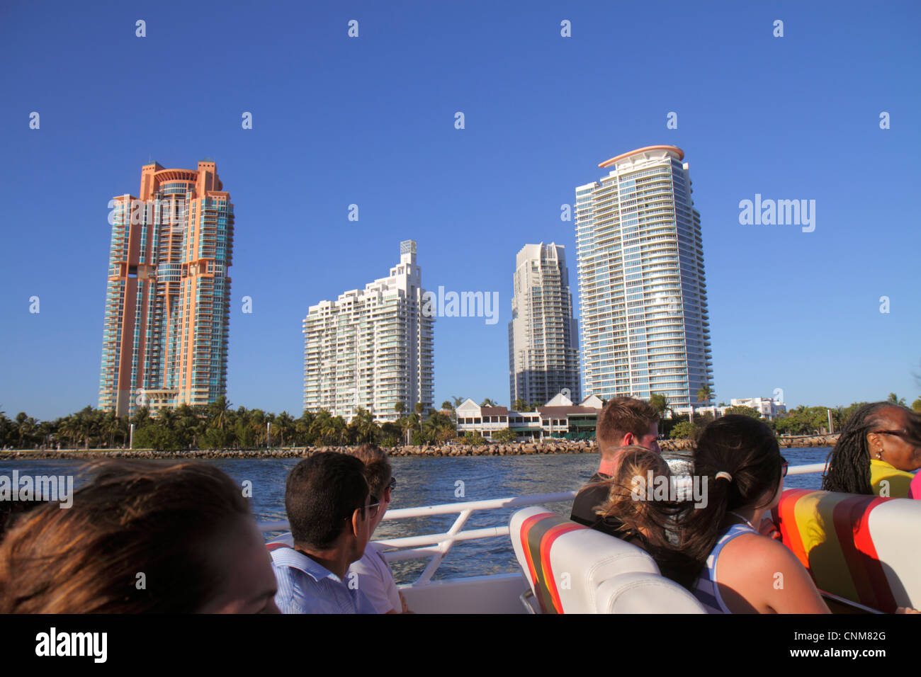 Miami Beach Florida,Biscayne Bay,Thriller Speedboat tour,passagers passagers riders,Government Cut,South Pointe Park,point,haute élévation,condominiu Banque D'Images