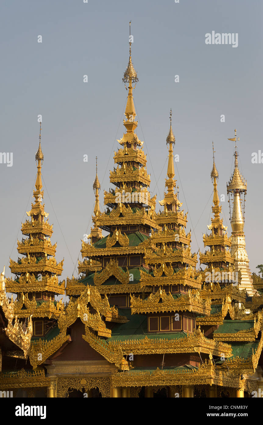 Toit de la passerelle d'entrée de la pagode Shwedagon, Rangoon, Birmanie. Myanmar Banque D'Images