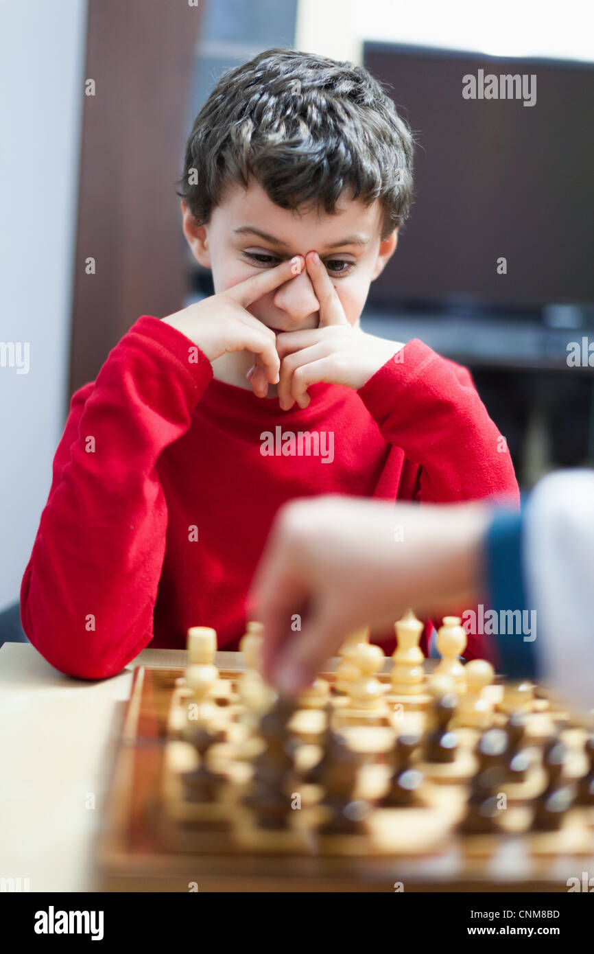Closeup portrait of a school boy jouant aux échecs, selective focus Banque D'Images