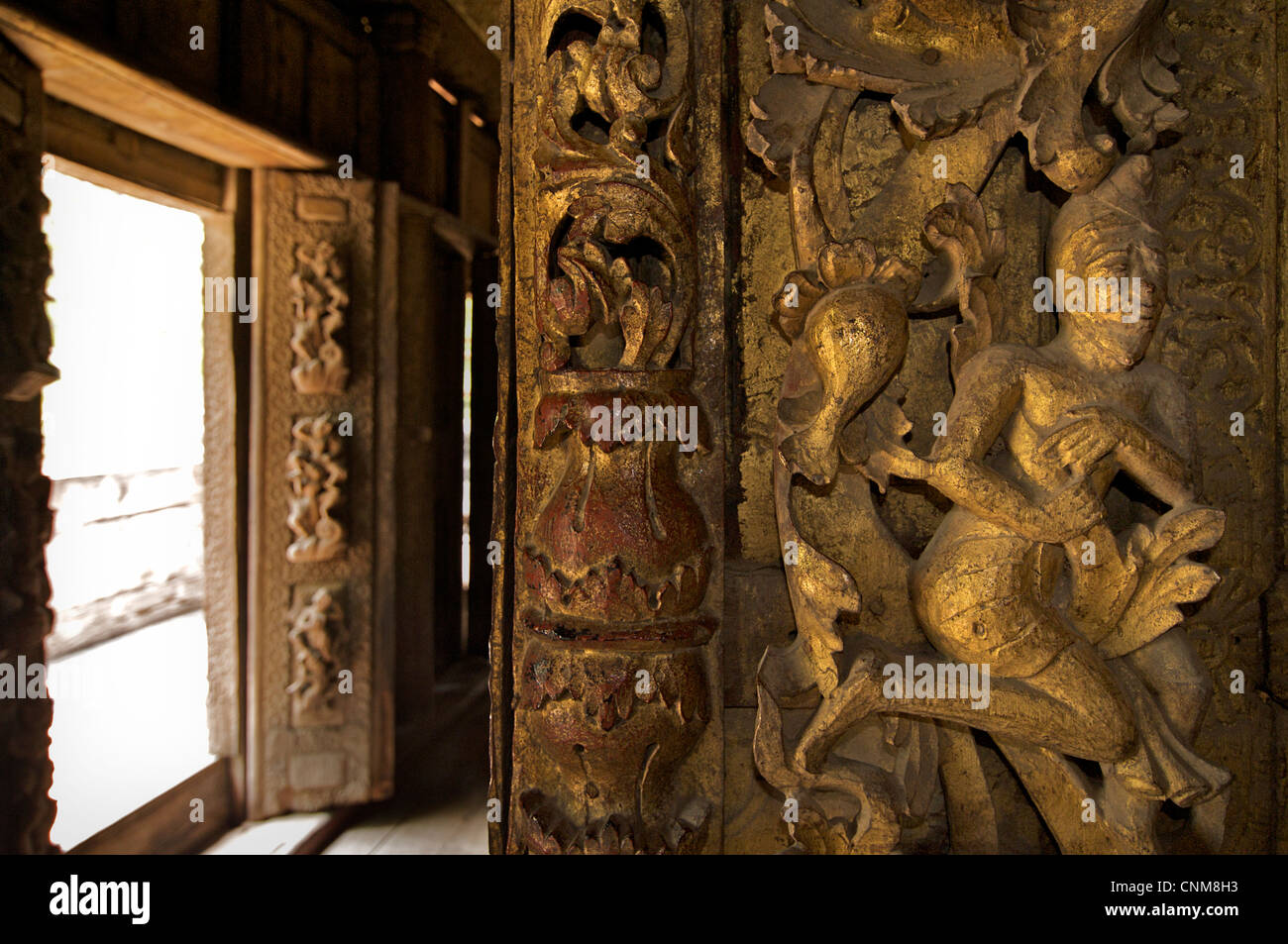 Statue de Bouddha à Shwenandaw Kyaung à Mandalay, Birmanie. Monastère en teck. Myanmar Banque D'Images