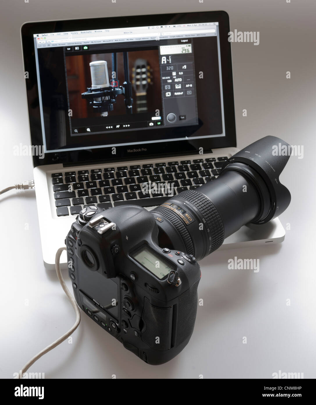 Le matériel photographique - Nikon D4 connecté au MacBook Pro par câble Ethernet. Prise de vue avec connexion via interface web HTML. Banque D'Images