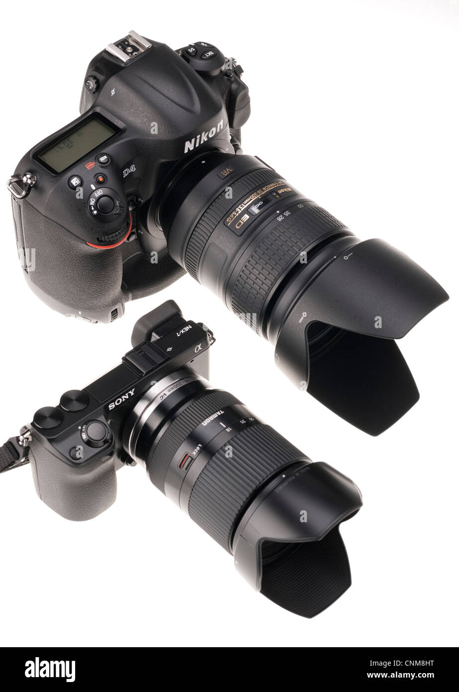 Le matériel photographique - Nikon D4 avec objectif 28-300mm vu à côté de Sony NEX-7 avec 18-50mm (même gamme). Banque D'Images