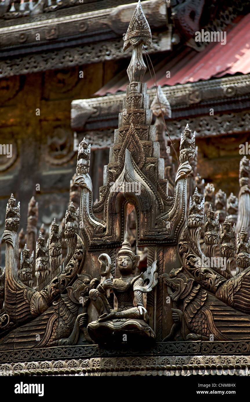 Sculpté en teck monastère de Shwenandaw Kyaung à Mandalay, Birmanie. Myanmar Banque D'Images