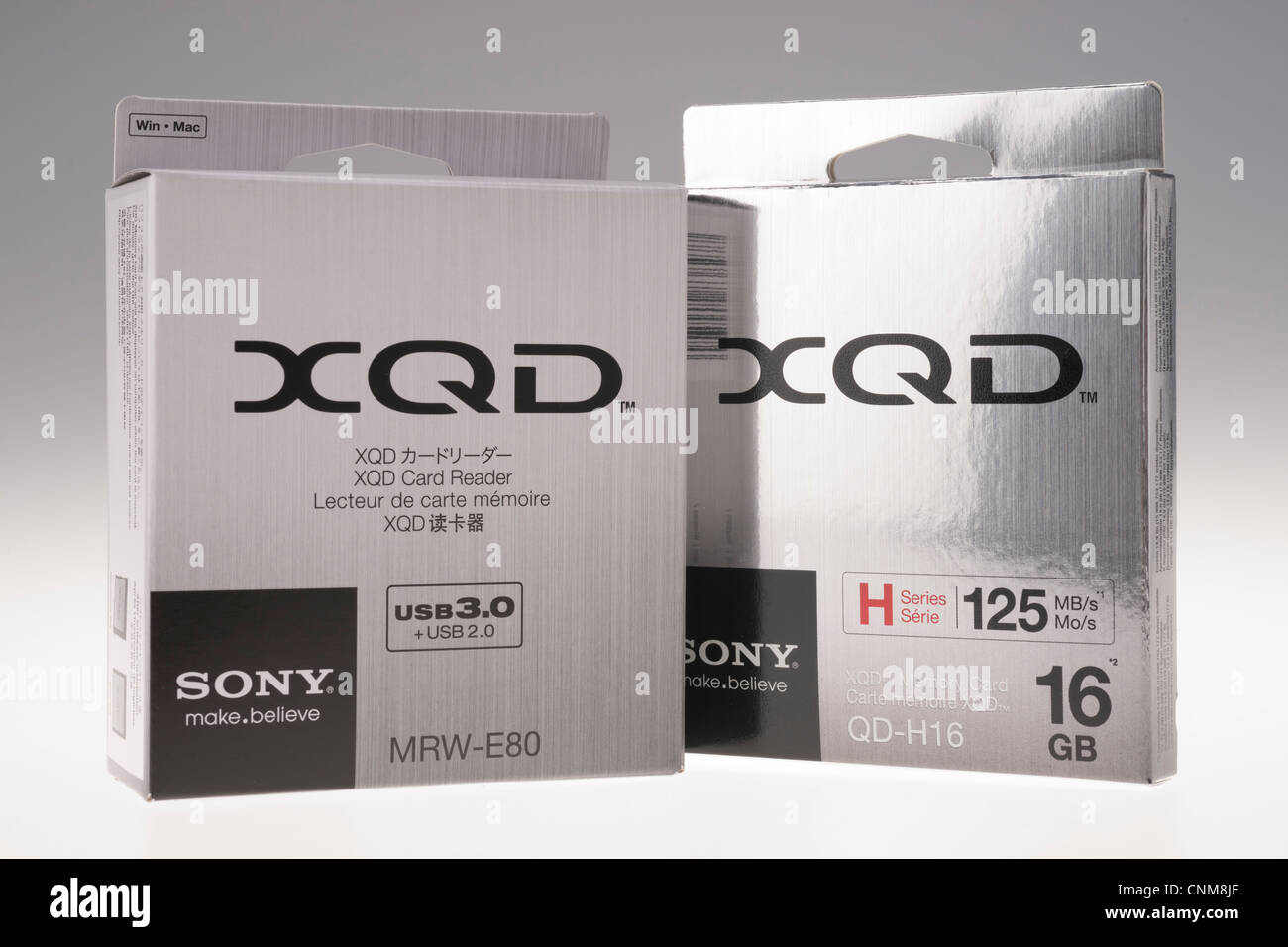 Le matériel photographique - Sony carte mémoire XQD. L'emballage, et le lecteur de carte. Banque D'Images
