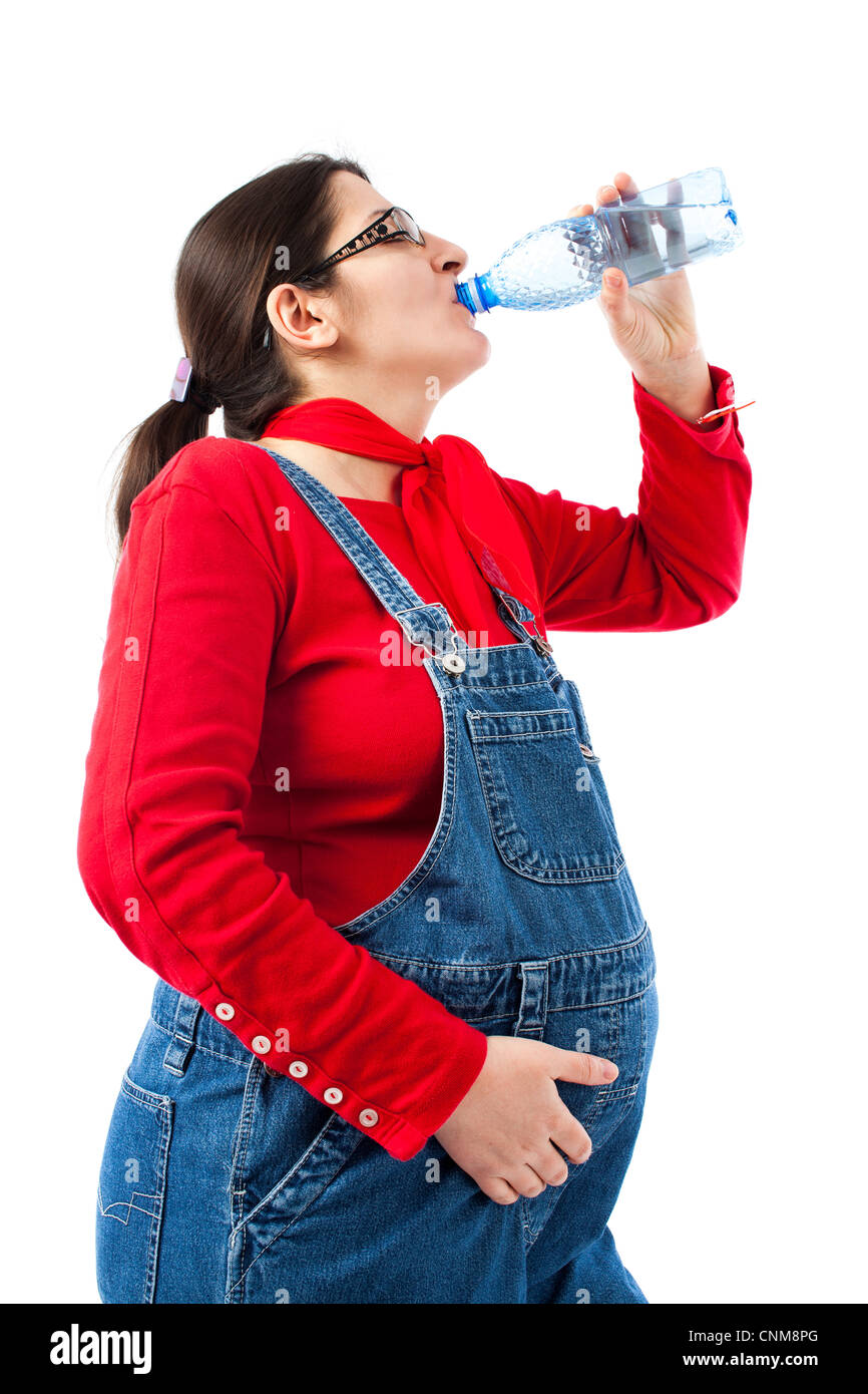 Femme Preganant avec une bouteille d'eau isolé sur fond blanc Banque D'Images