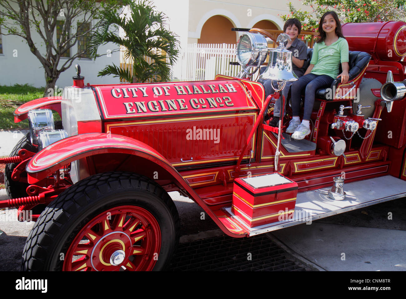 Miami Florida,Hialeah,Palm Avenue,Art on Palm,foire,festival,événement,antique,moteur de camion de feu,rouge,ville de Hialeah Engine Co. N° 2,hispanique latin Banque D'Images