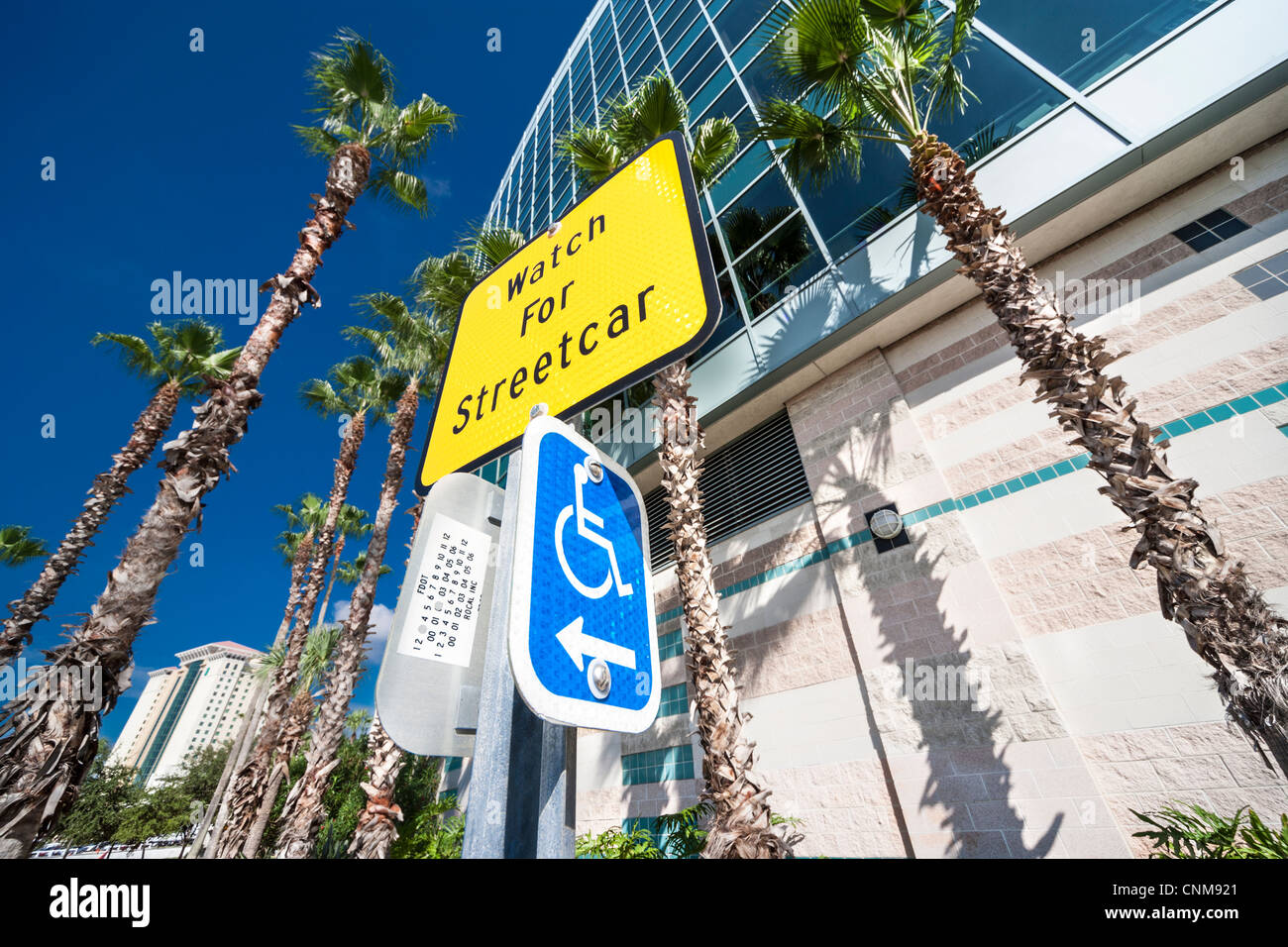 Tampa Bay Times Forum, Stadium, Arena, Auditorium Hall, avec les indications pour l'accès en fauteuil roulant et d'avertissement pour les tramways tramways Banque D'Images