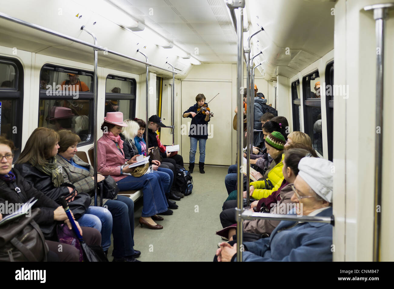 Musicien dans le métro de Moscou transport Banque D'Images