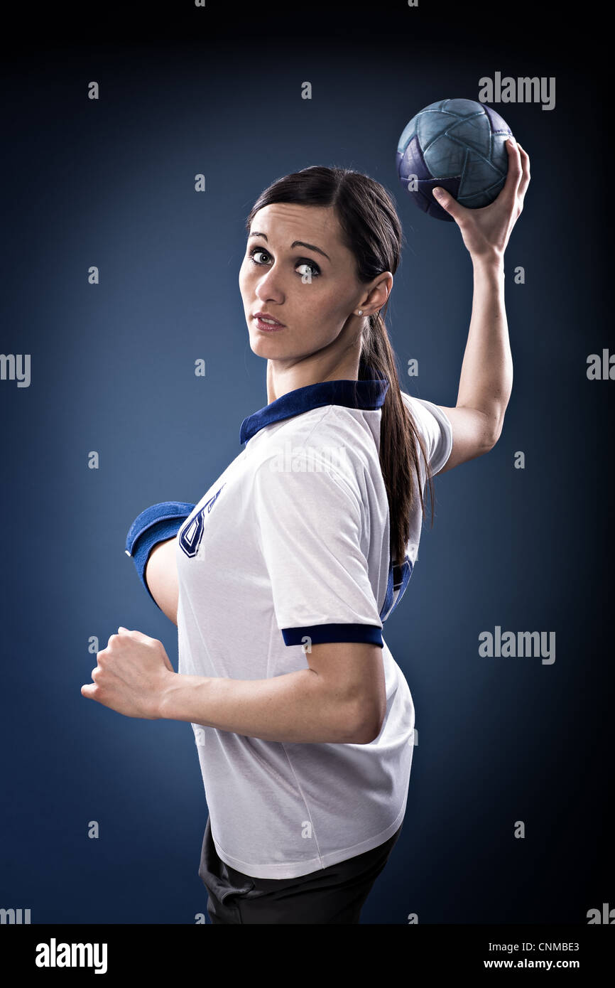 Female handball player Banque de photographies et d images a haute resolution Alamy