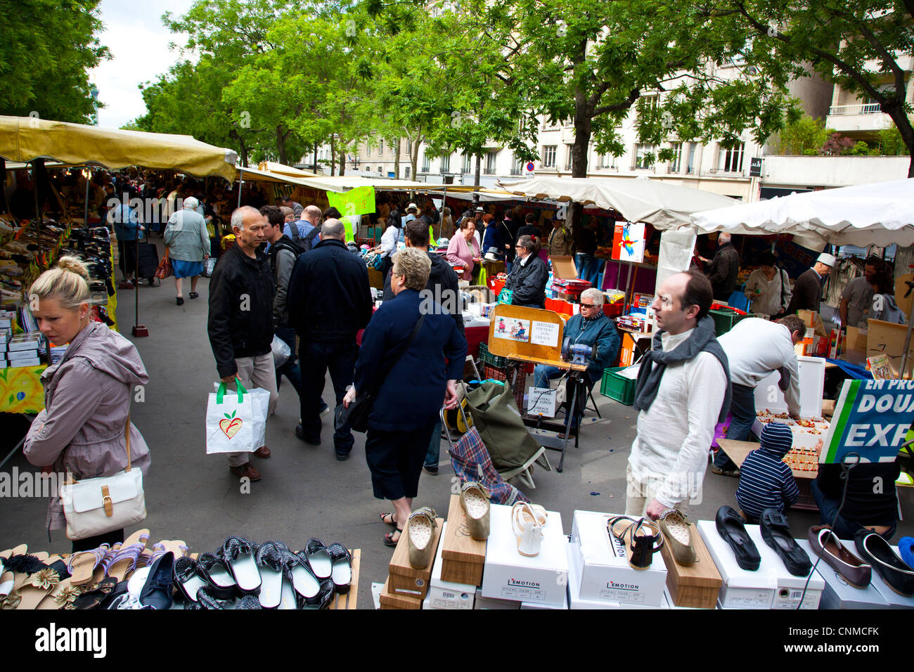 Marché du dimanche matin à la place de la Bastille à Paris, France Banque D'Images