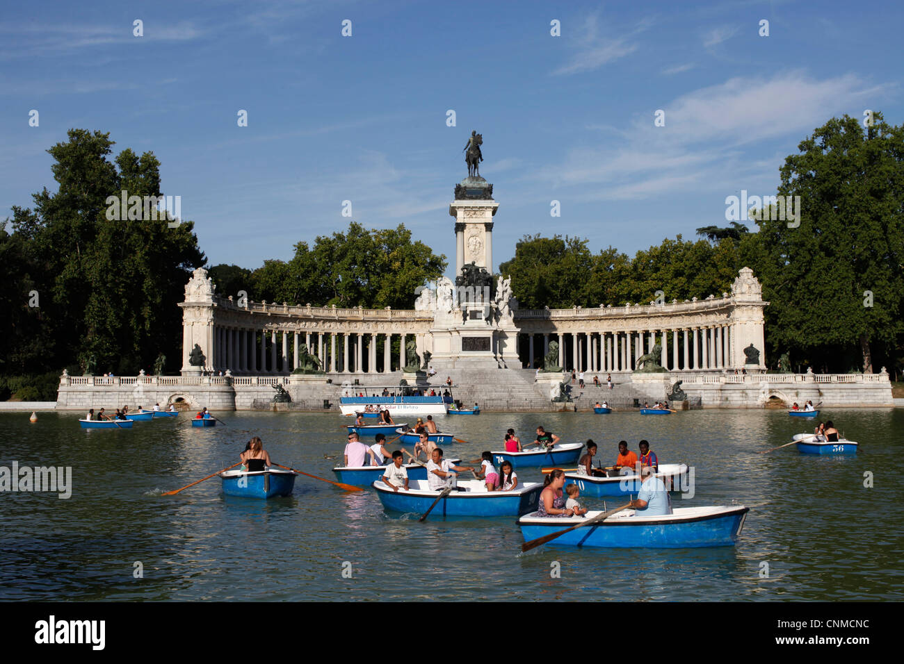 Navigation de plaisance sur le lac dans le parc du Retiro, Madrid, Spain, Europe Banque D'Images