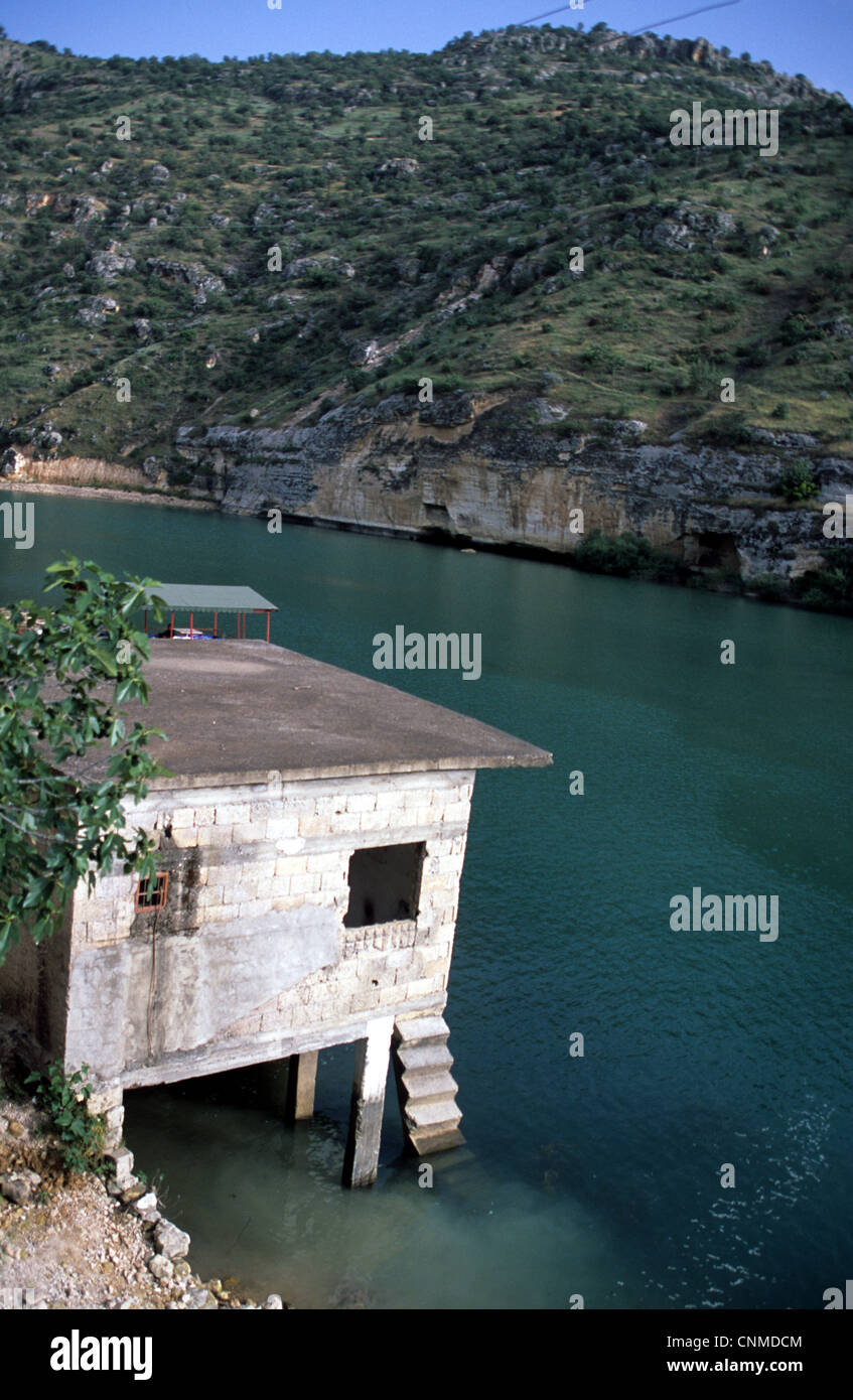Savasan maison de village sur l'euphrate, inondée par le barrage de Birecik, au sud est de la Turquie Banque D'Images