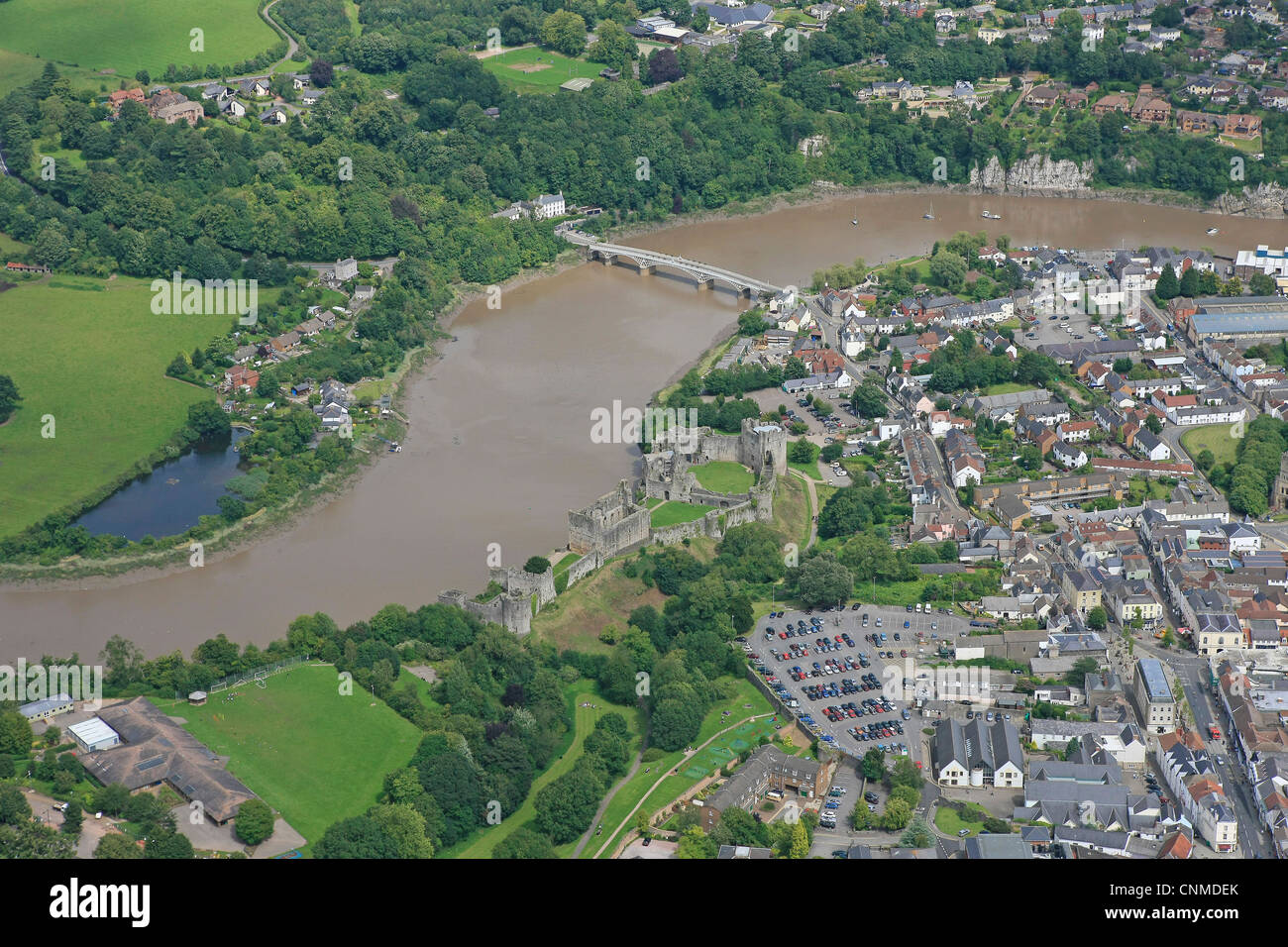 Photographie aérienne montrant le château de Chepstow, ville de Chepstow et la rivière Wye Banque D'Images
