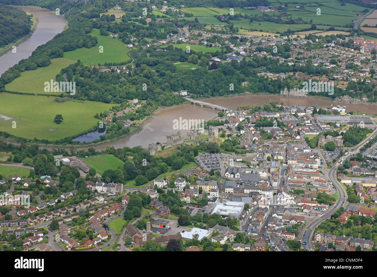 Photographie aérienne montrant la ville de Chepstow, Château de Chepstow et la rivière Wye Banque D'Images