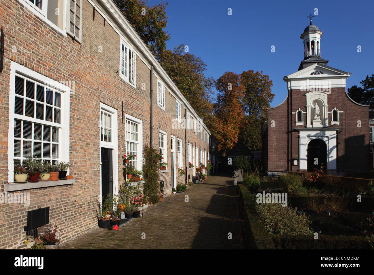 Chapelle et brique le logement dans la cour du Béguinage (Begijnhof) dans la région de Breda, Noord-Brabant, Pays-Bas, Europe Banque D'Images