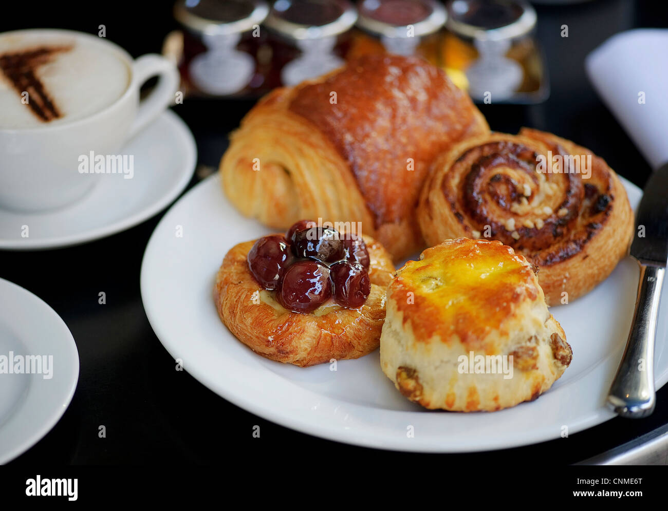 La cerise viennoiseries gâteaux scone confiture thé de l'après-midi café traiter Banque D'Images