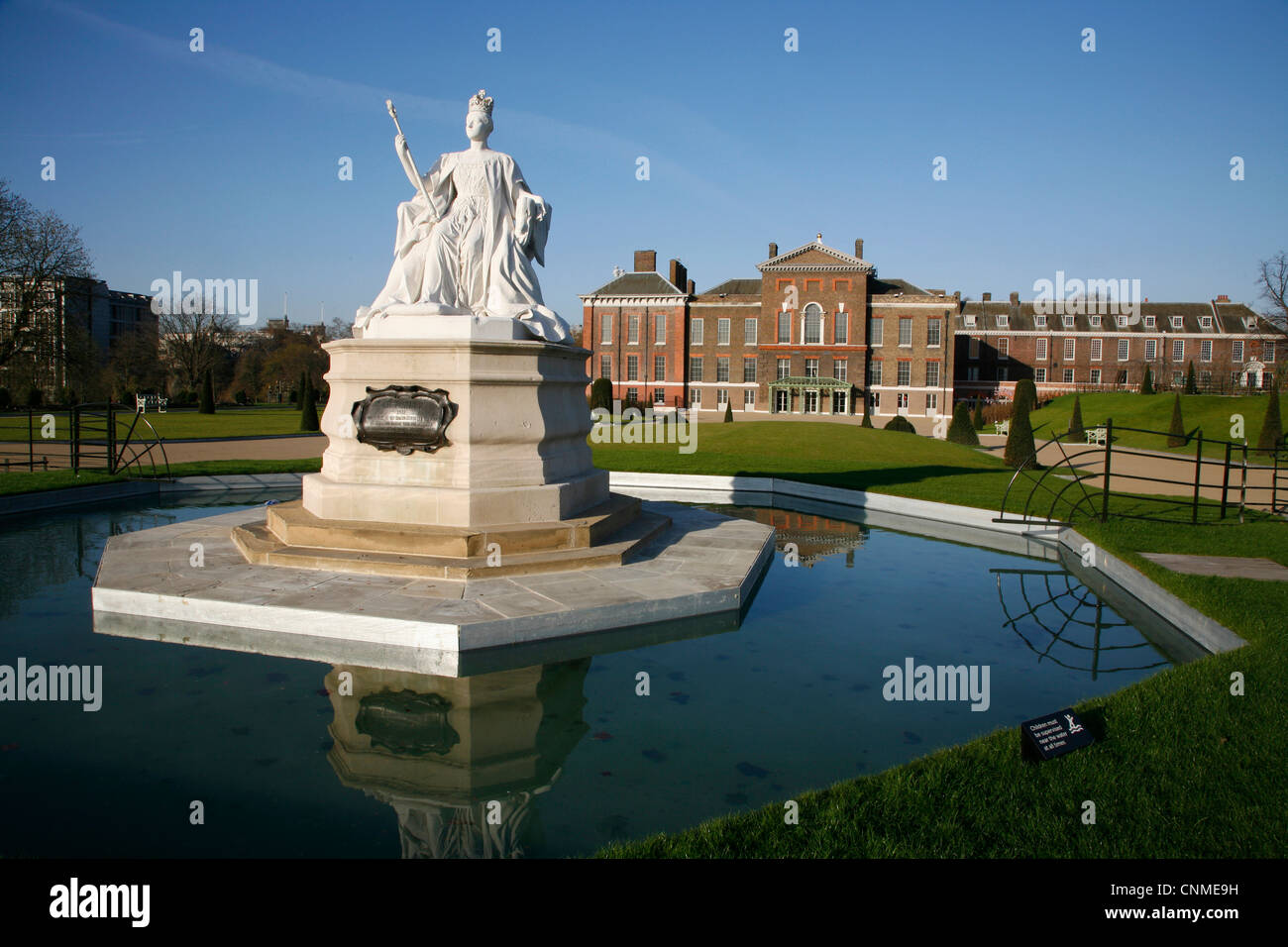 Statue de la reine Victoria, en face de Kensington Palace, Kensington Gardens, London, UK Banque D'Images