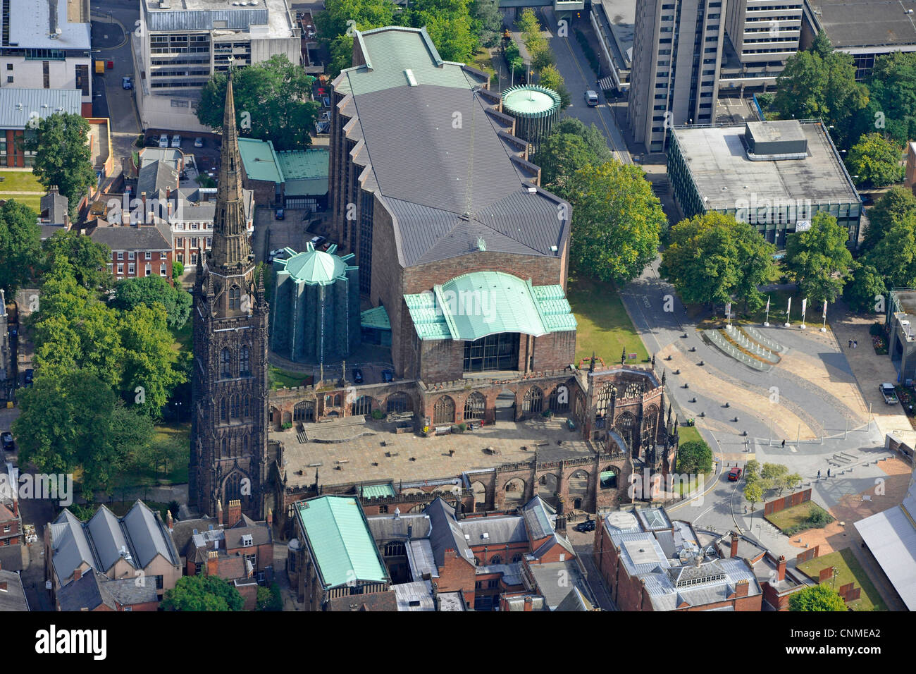 Photographie aérienne montrant à la fois les ruines de la cathédrale de Coventry et le nouveau. Banque D'Images
