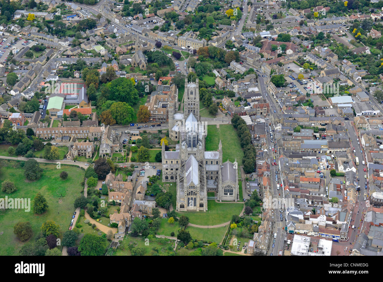 Photo aérienne de cathédrale d'Ely et entourant la ville. Banque D'Images