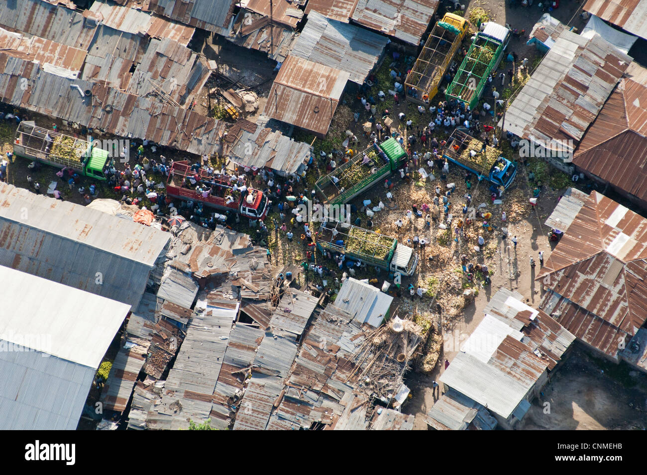 Les camions qui livrent des marchandises à un marché, vue aérienne, Dar es Salaam, Tanzanie Banque D'Images