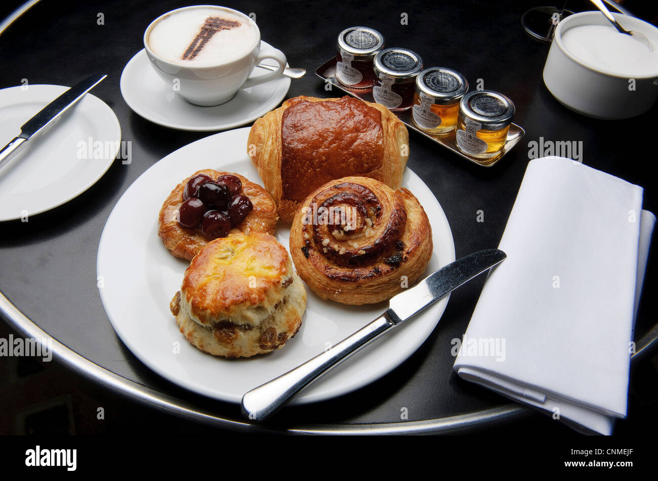 La cerise viennoiseries gâteaux scone confiture thé de l'après-midi café traiter Banque D'Images