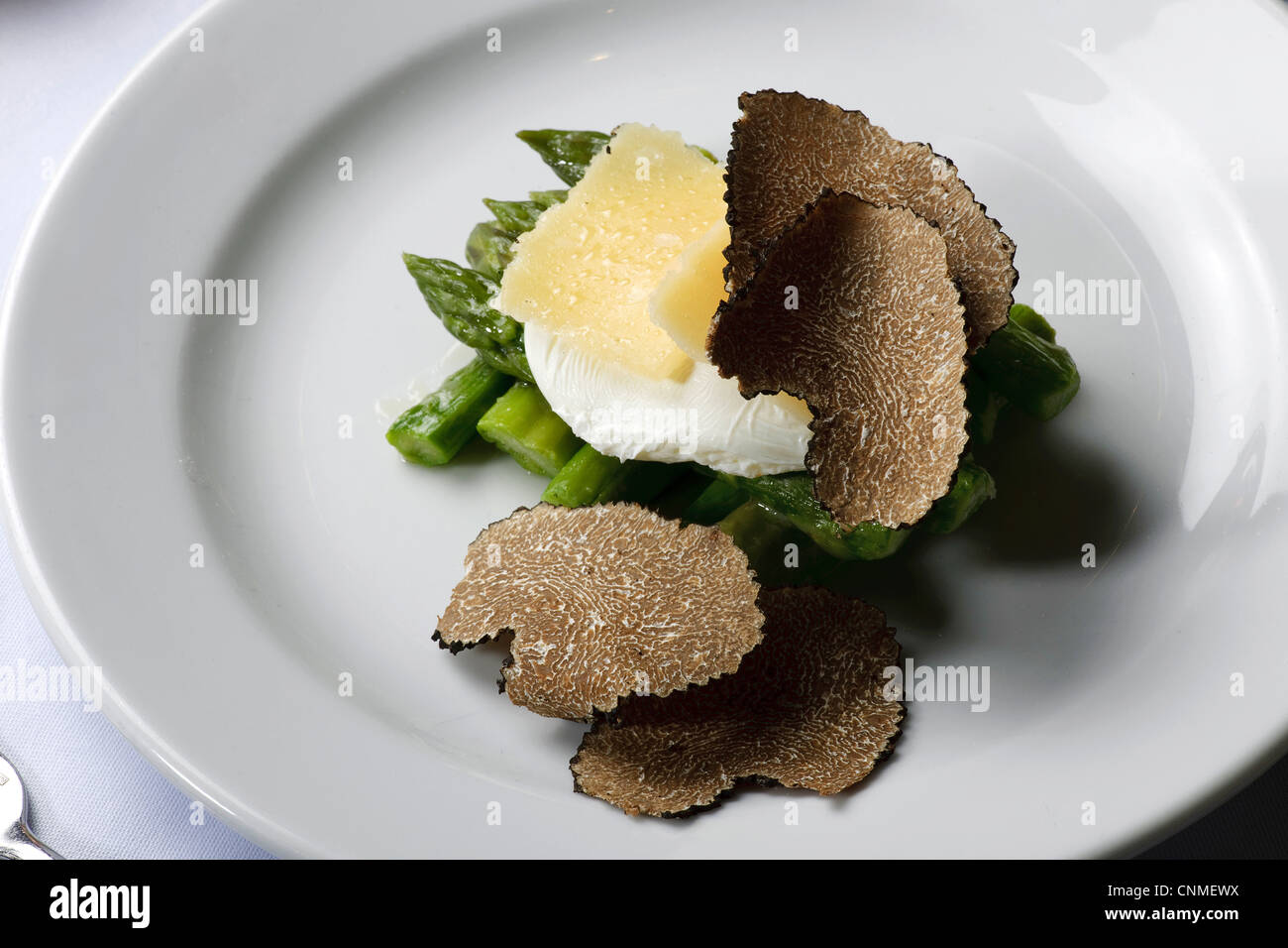 Les asperges et les truffes dans repas sur table restaurant blanc Banque D'Images