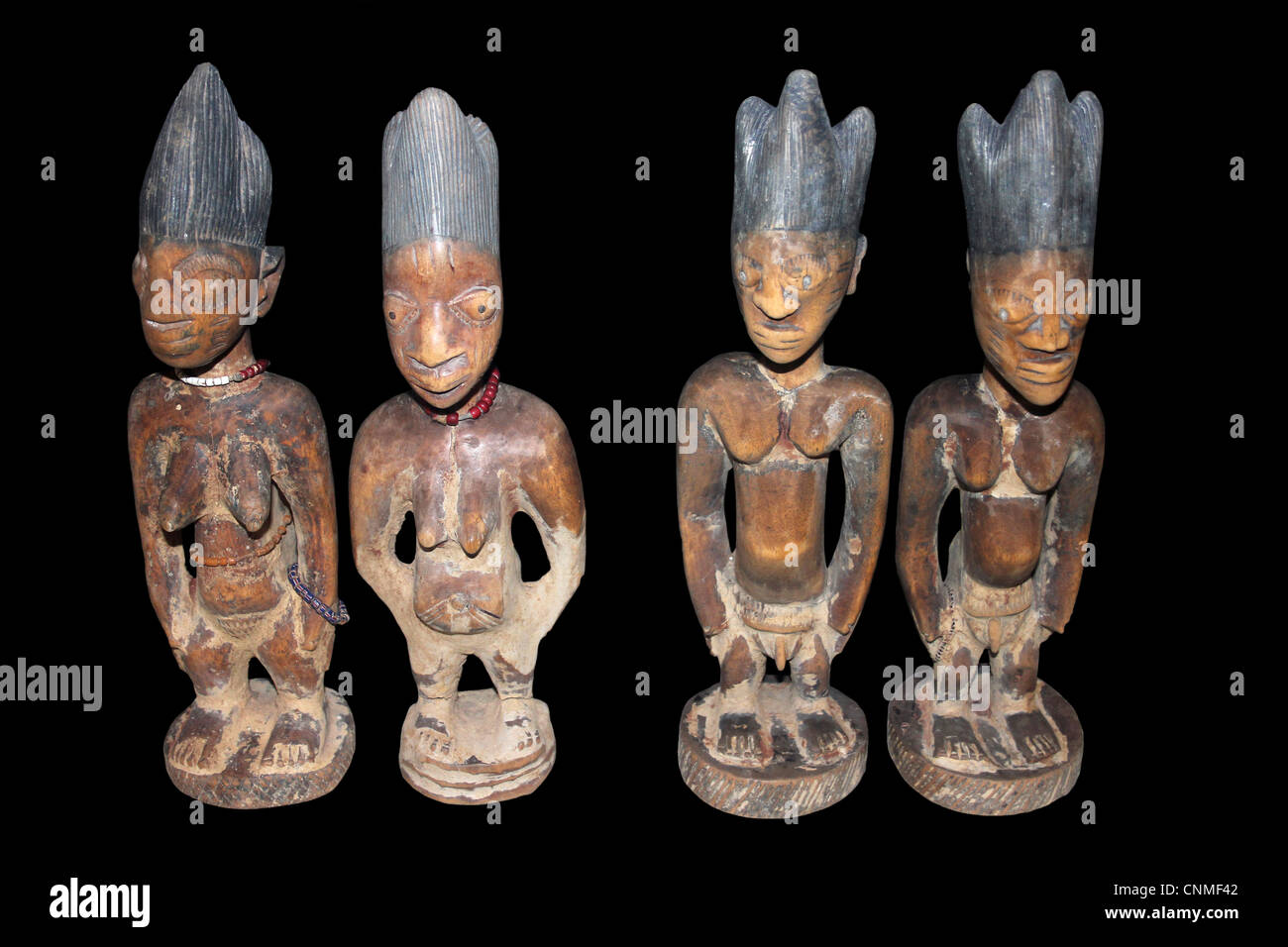 Ibeji nigérian chiffres - Chiffres en bois sculpté à l'âme d'une chambre lits jumeaux morts Banque D'Images