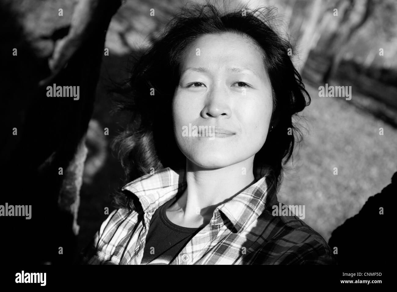 Portrait asian woman à l'appareil photo Banque D'Images