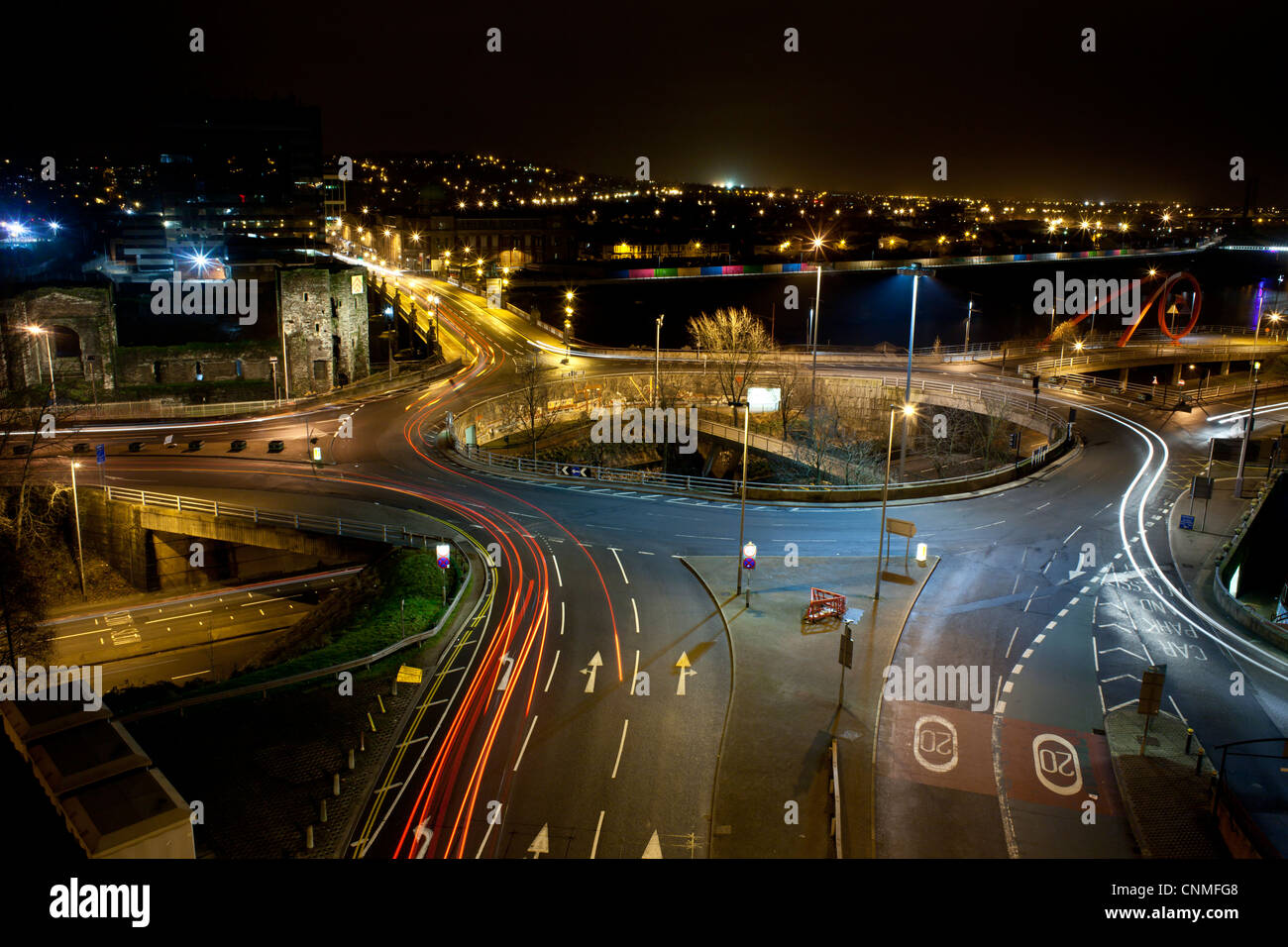 Location de light trails sur rond-point de la ville de nuit. Banque D'Images