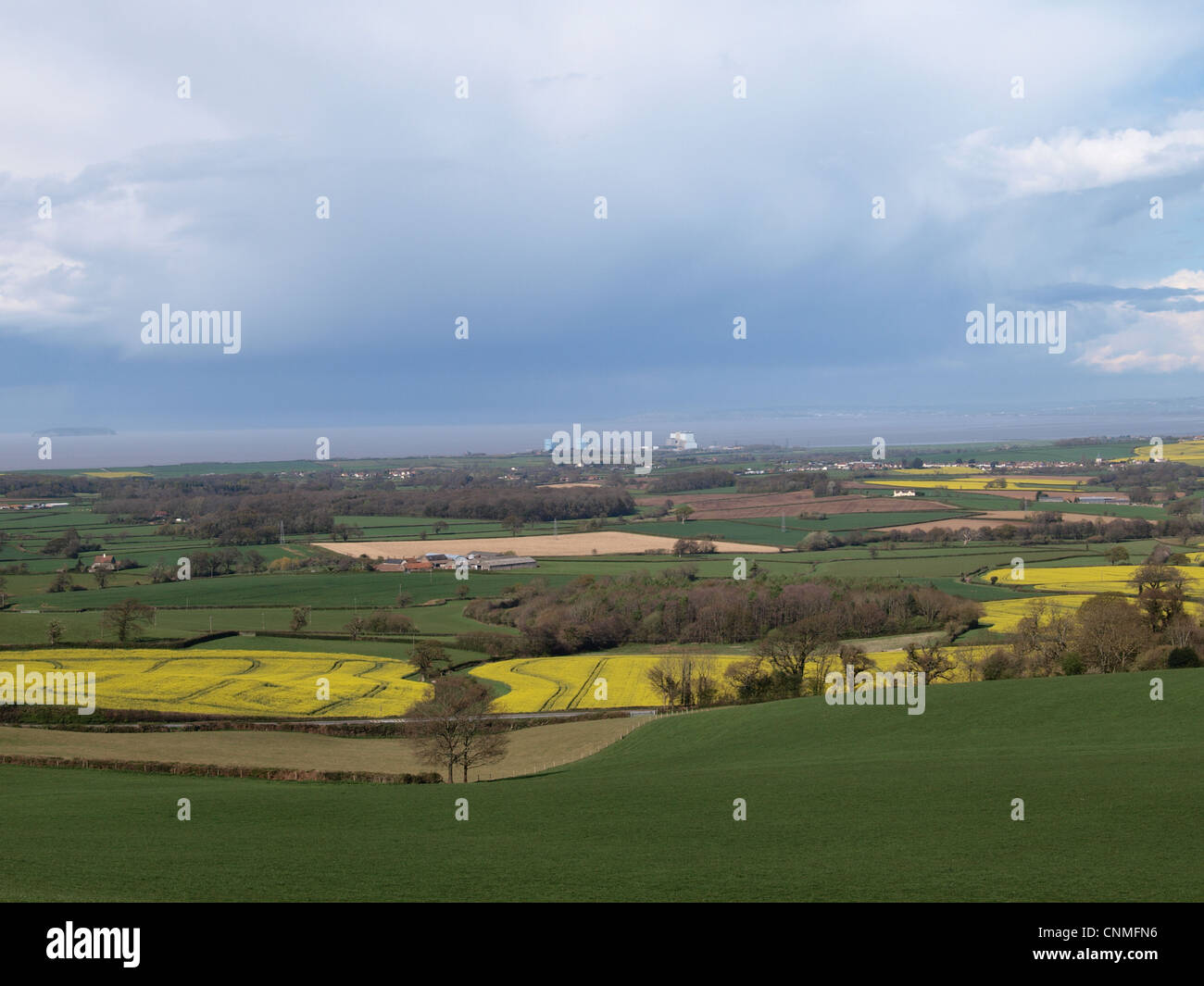 Centrale nucléaire de Hinkley Point vue à travers champs. Le Somerset. UK Banque D'Images