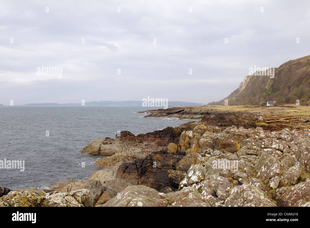 Firth of Clyde à côté du sentier côtier d'Ayrshire à Portencross dans le nord de l'Ayrshire, en Écosse, au Royaume-Uni Banque D'Images