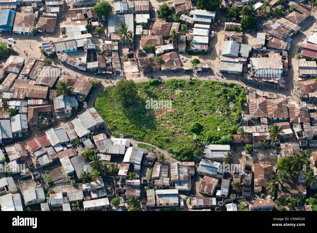 Vue aérienne d'un cimetière dans la banlieue de Dar es Salaam, Tanzanie Banque D'Images