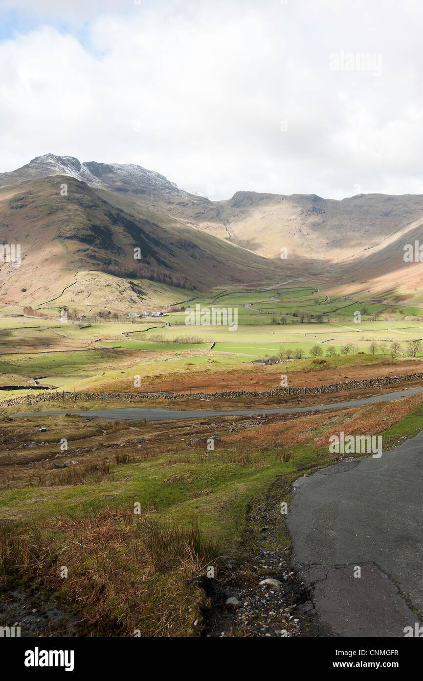 Vue de la vallée de Langdale Lakeland avec Oxendale Beck, la bande et Bow ont chuté Mountain Lake District Cumbria England UK Banque D'Images