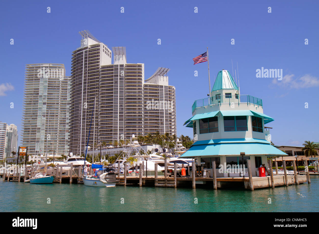 Miami Beach Florida,Biscayne Bay,Miami Beach,Marina,haute élévation,condominium en bord de mer,résidentiel,appartement,appartements,appartement,plat,bâtiment,bâtiments,ciel de la ville Banque D'Images
