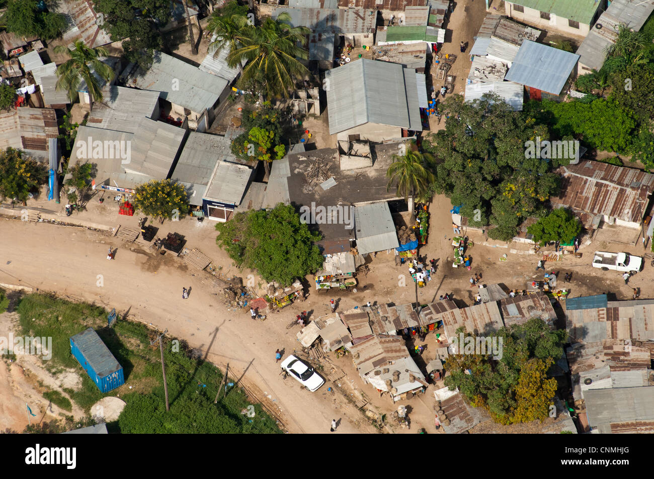 Petits commerces au détour d'une route, vue aérienne, Dar es Salaam, Tanzanie Banque D'Images