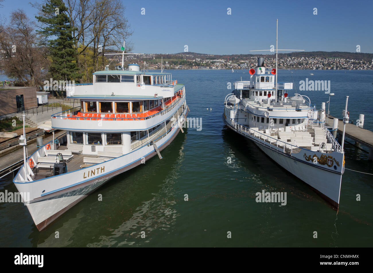 Deux bateaux ancrés sur le lac de Zurich Banque D'Images
