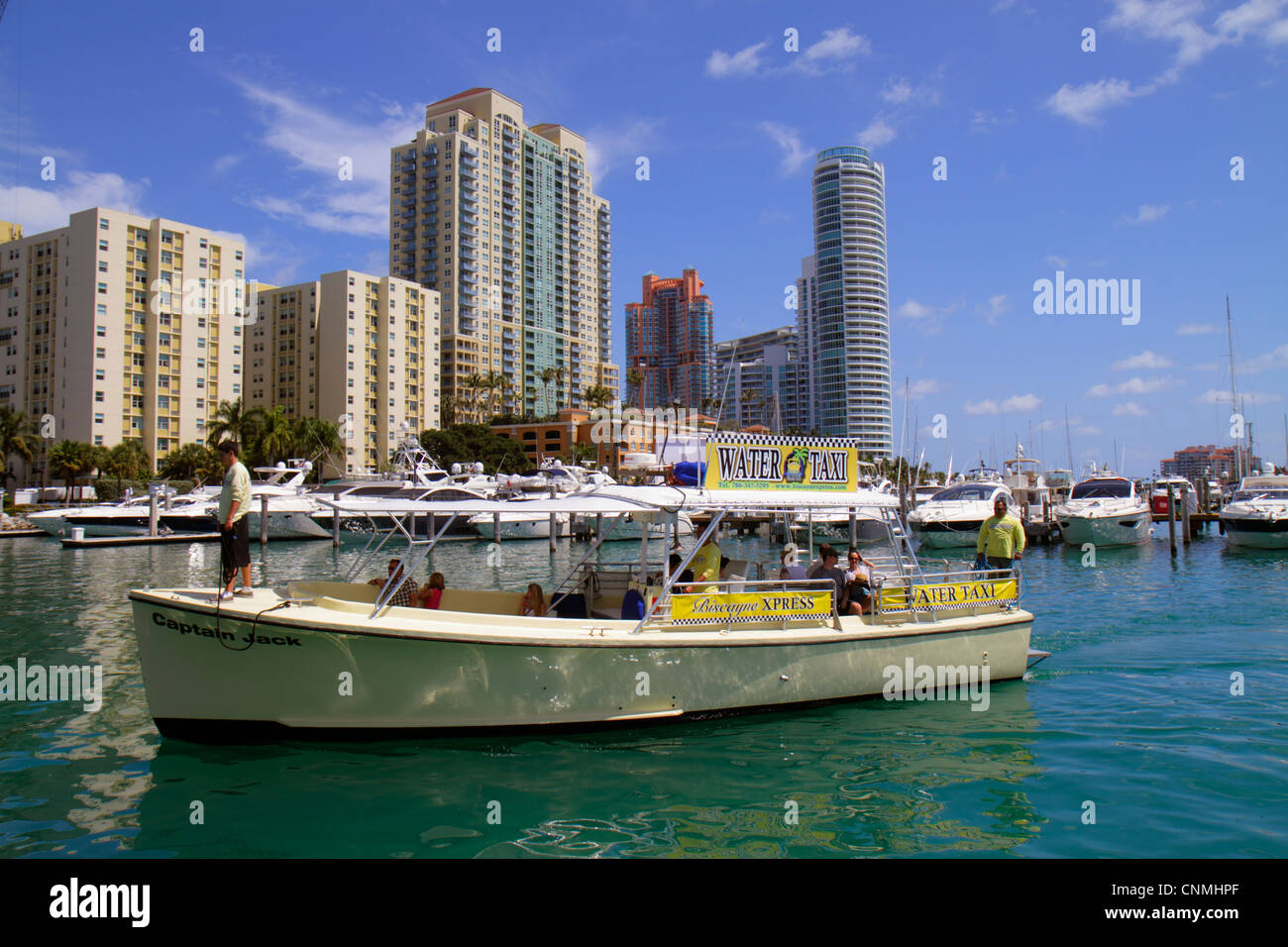 Miami Beach Florida,Biscayne Bay,Miami Beach,Marina,haute élévation,condominium en bord de mer,résidentiel,appartement,appartements,appartement,plat,bâtiment,bâtiments,ciel de la ville Banque D'Images