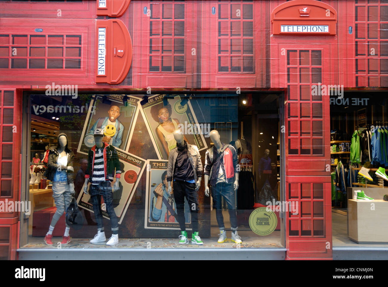 Carnaby Street Fashion shop avec téléphone rouge fort de façade, London, UK Banque D'Images