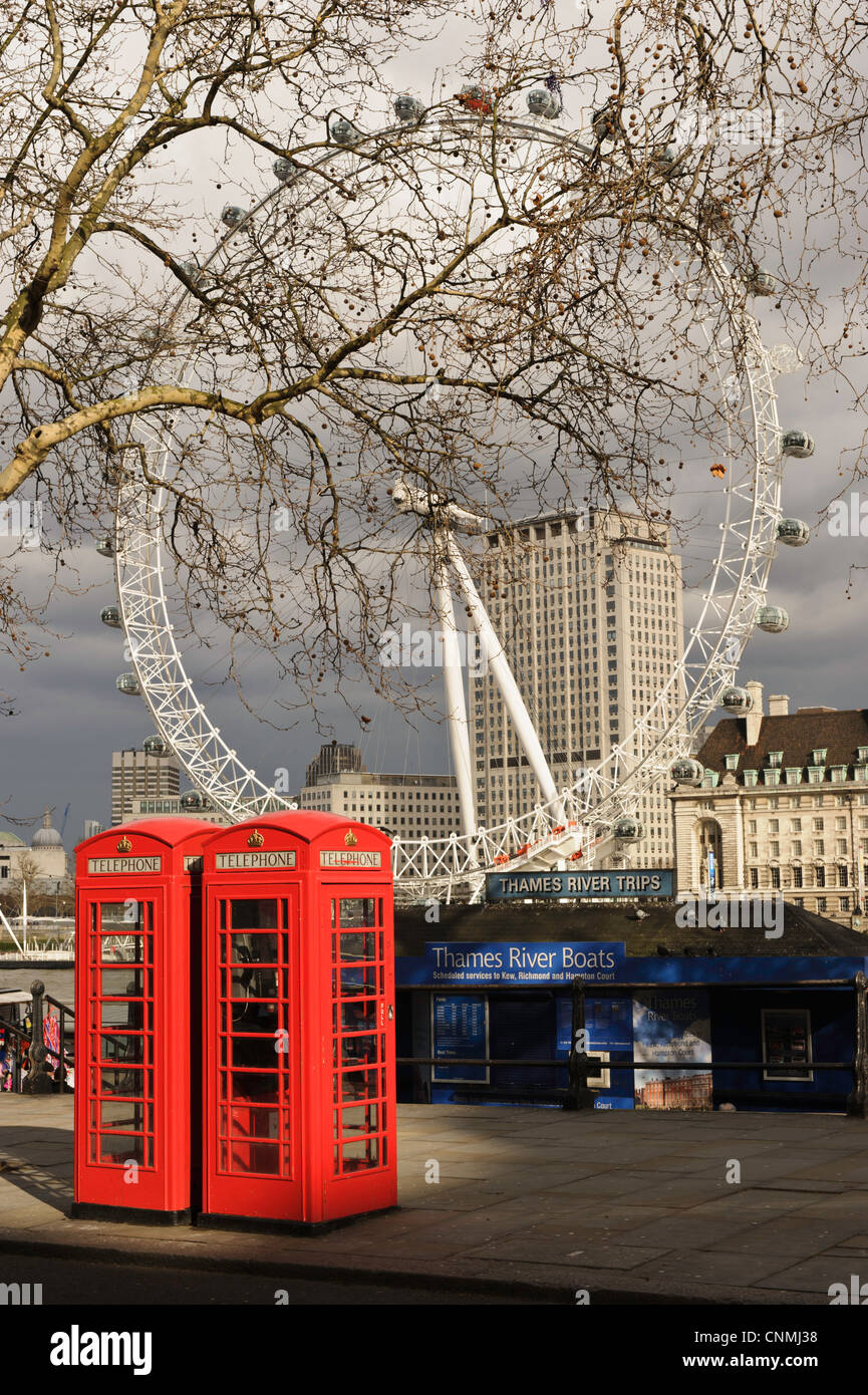 Une cabine téléphonique britannique rouge avec le London Eye en arrière-plan  sur l'autre rive de la Tamise Photo Stock - Alamy