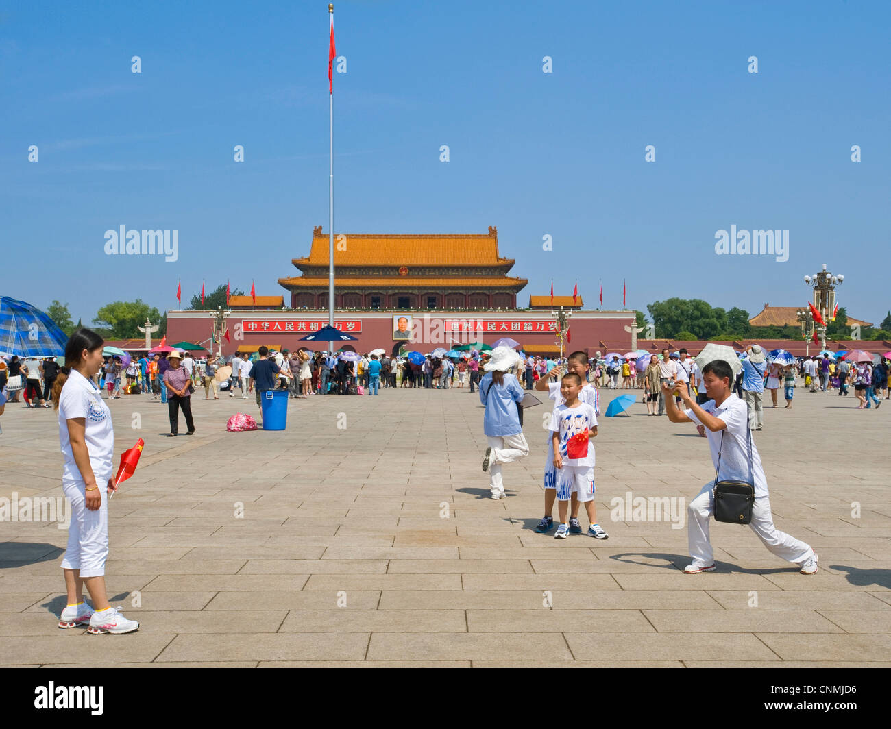 Les touristes chinois de la Place Tiananmen, la prise de photographies de l'autre avec l'entrée de la Cité interdite à l'arrière-plan. Banque D'Images