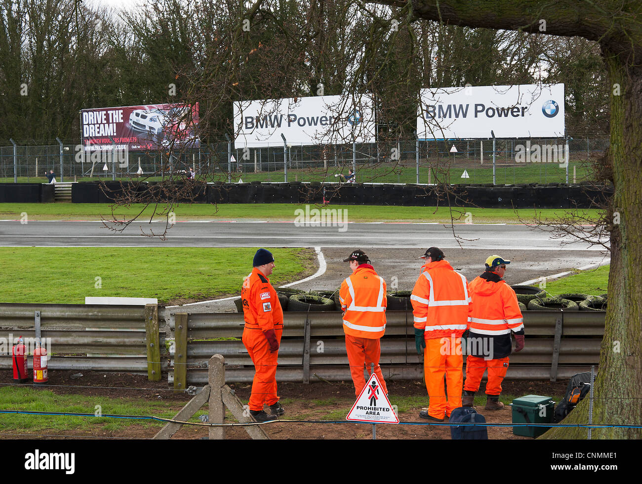 Les maréchaux de la voie à Oulton Park Motor Racing Circuit Superviser la sécurité lors d'une course de voitures de course historiques dans Cheshire England United King Banque D'Images