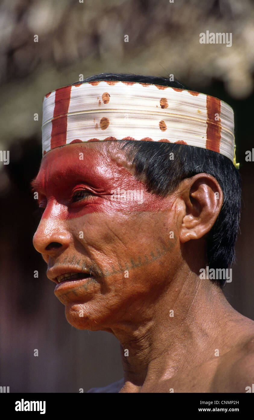 De l'homme Matsés clan Jaguar avec tribal tatouage visage et la peinture. Chobayacu river, Province de Loreto, au Pérou. Banque D'Images