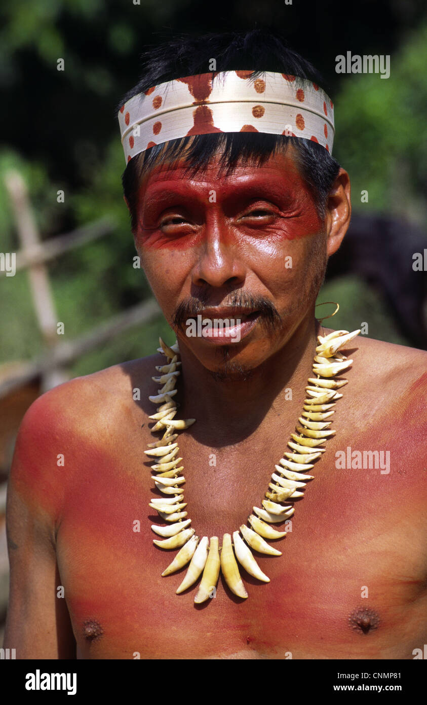 De l'homme Matsés clan Jaguar avec tribal tatouage visage et la peinture. Chobayacu river, Province de Loreto, au Pérou. Banque D'Images
